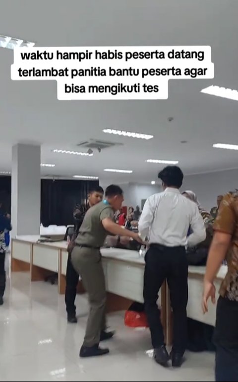 Momen Panitia Kompak Bantu Peserta yang Hampir Terlambat Masuk ke Ruangan Tes CPNS, Aksinya Banjir Pujian Warganet