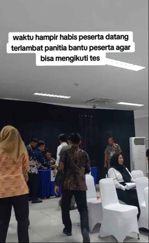 Momen Panitia Kompak Bantu Peserta yang Hampir Terlambat Masuk ke Ruangan Tes CPNS, Aksinya Banjir Pujian Warganet