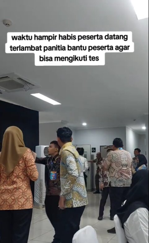 Momen Panitia Kompak Bantu Peserta yang Hampir Terlambat Masuk ke Ruangan Tes CPNS, Aksinya Banjir Pujian Warganet