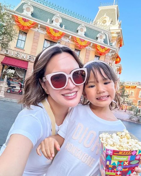 Potret Shandy Aulia & Claire Kompak Pakai T-shirt Putih Dipadu Rok Mini Pink Serba Dior di Disneyland