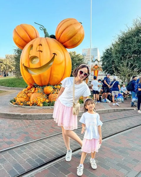 Potret Shandy Aulia & Claire Kompak Pakai T-shirt Putih Dipadu Rok Mini Pink Serba Dior di Disneyland