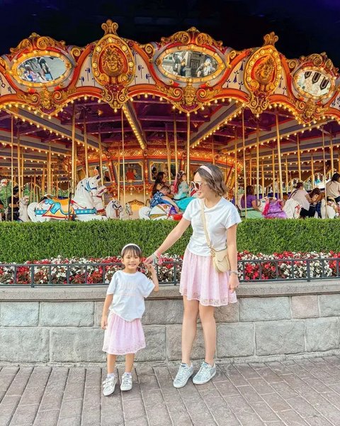 Potret Shandy Aulia & Claire Kompak Pakai T-shirt Putih Dipadu Rok Mini Pink Serba Dior di Disneyland