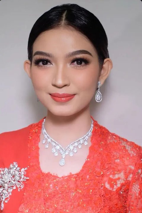 Cantik dan Elegan, 6 Potret Selvi Ananda Ibu Wapres Pakai Kebaya Merah Buatan Desainer Lokal