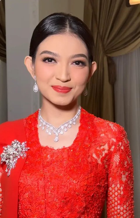 Cantik dan Elegan, 6 Potret Selvi Ananda Ibu Wapres Pakai Kebaya Merah Buatan Desainer Lokal