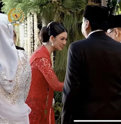 Cantik dan Elegan, 6 Potret Selvi Ananda Ibu Wapres Pakai Kebaya Merah Buatan Desainer Lokal