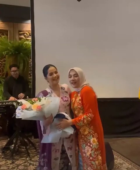 Vibes Elegan Ibu Pejabat, Potret Anggun Annisa Pohan Berkebaya Floral di Acara Perpisahan dengan IKAWATI ATR/BPN