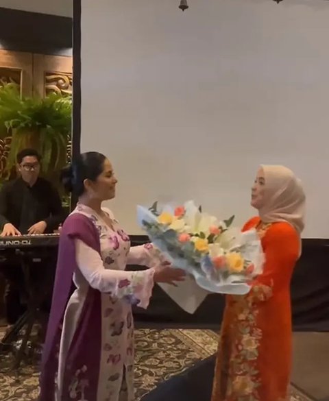 Vibes Elegan Ibu Pejabat, Potret Anggun Annisa Pohan Berkebaya Floral di Acara Perpisahan dengan IKAWATI ATR/BPN