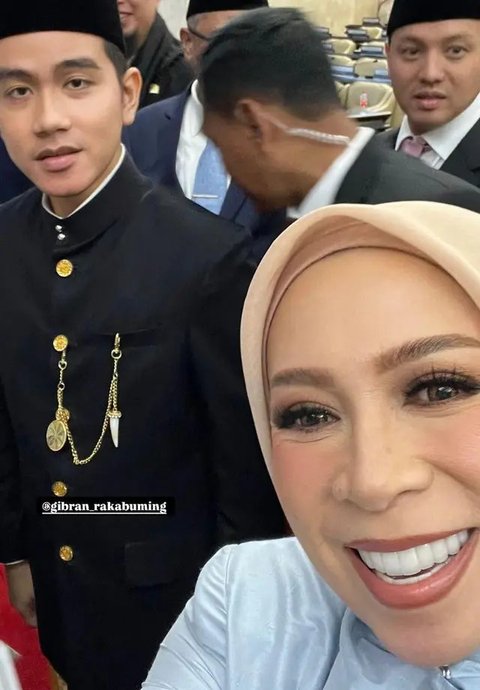 Kini Bertubuh Mungil, Potret Melly Goeslaw Tampil Cantik & Anggun Berkebaya di Pelantikan Prabowo-Gibran