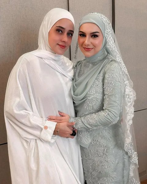 Makin Cantik dan Anggun dalam Balutan Kebaya Kurung, Potret Irish Bella Menikah dengan Haldy Sabri