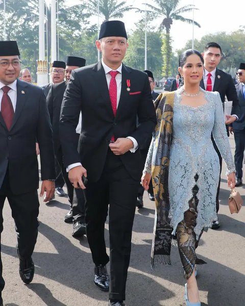 6 Potret Cantik Annisa Pohan Pakai Kebaya Biru Muda Dampingi AHY Hadiri Pelantikan Prabowo-Gibran di Gedung MPR