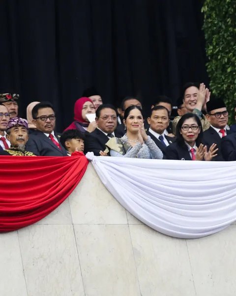 6 Potret Cantik Annisa Pohan Pakai Kebaya Biru Muda Dampingi AHY Hadiri Pelantikan Prabowo-Gibran di Gedung MPR