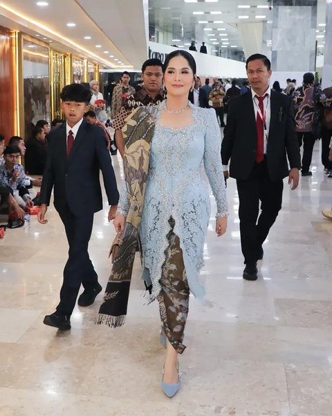 6 Potret Cantik Annisa Pohan Pakai Kebaya Biru Muda Dampingi AHY Hadiri Pelantikan Prabowo-Gibran di Gedung MPR