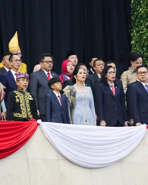 6 Potret Cantik Annisa Pohan Pakai Kebaya Biru Muda Dampingi AHY Hadiri Pelantikan Prabowo-Gibran di Gedung MPR