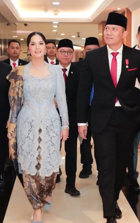 6 Potret Cantik Annisa Pohan Pakai Kebaya Biru Muda Dampingi AHY Hadiri Pelantikan Prabowo-Gibran di Gedung MPR