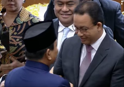 Momen Mesra Usai Pelantikan, Prabowo Rangkul Cipika Cipiki Anies Baswedan dan Foto Selfie dengan Puan Maharani