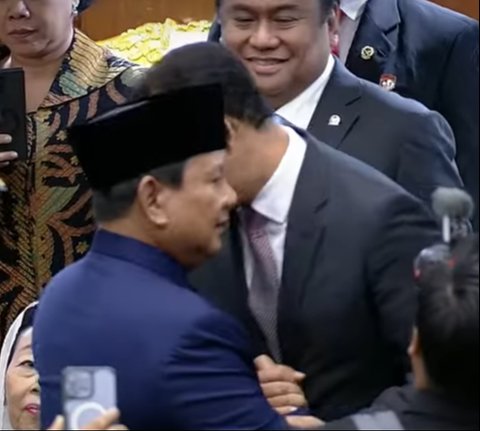 Momen Mesra Usai Pelantikan, Prabowo Rangkul Cipika Cipiki Anies Baswedan dan Foto Selfie dengan Puan Maharani