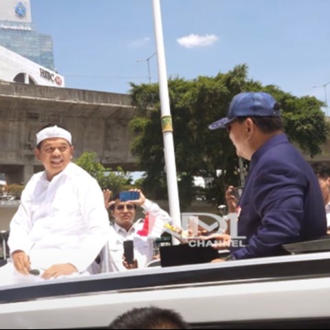 ⁠Ini Sosok yang Berani Panjat Mobil Maung Garuda Prabowo di Tengah Keramaian saat Menuju Istana