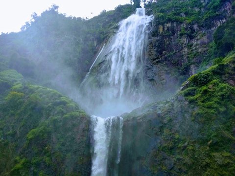 Eksotisme Air Terjun Tertinggi Indonesia, Dikelilingi Tebing dan Hutan yang Keindahannya Bikin Pengunjung Enggan Pulang