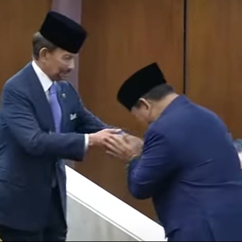 Momen Kejutan Prabowo Resmi Jadi Presiden Cium Tangan Salah Satu Sultan Terkaya di Dunia