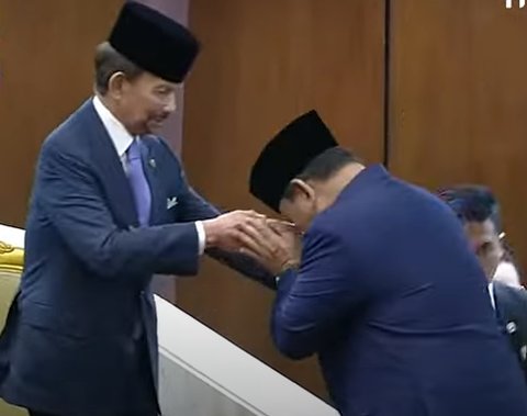 Momen Kejutan Prabowo Resmi Jadi Presiden Cium Tangan Salah Satu Sultan Terkaya di Dunia