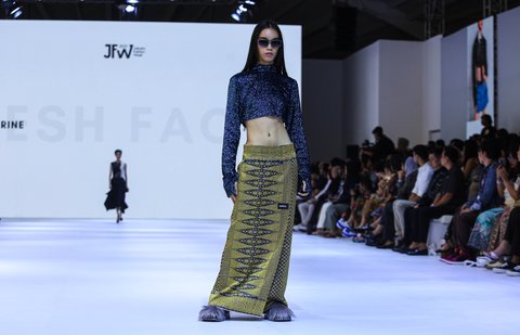 FOTO: Pesona Model Cantik Dalam Balutan Busana Karya Desainer Tanah Air di Jakarta Fashion Week 2025