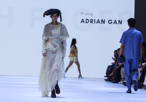 FOTO: Pesona Model Cantik Dalam Balutan Busana Karya Desainer Tanah Air di Jakarta Fashion Week 2025