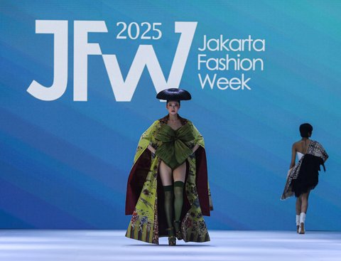 FOTO: Pesona Model Cantik Dalam Balutan Busana Karya Desainer Tanah Air di Jakarta Fashion Week 2025