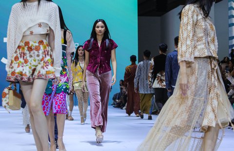 FOTO: Pesona Model Cantik Dalam Balutan Busana Karya Desainer Tanah Air di Jakarta Fashion Week 2025