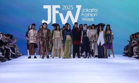 FOTO: Pesona Model Cantik Dalam Balutan Busana Karya Desainer Tanah Air di Jakarta Fashion Week 2025