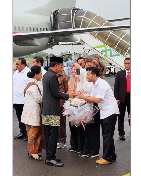 Bawa Buket Bunga Cantik, 7 Potret Arum Bachsin dan Emil Dardak Sambut Kedatangan Jokowi di Solo Usai Purna Tugas