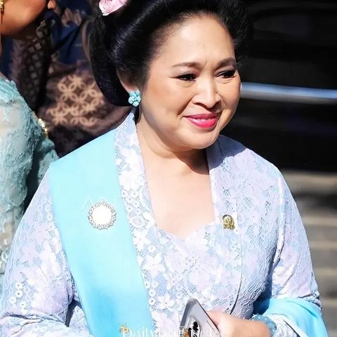 Sama-Sama Cantik dan Elegan, 6 Potret Titiek Soeharto & Selvi Ananda di Pelantian Prabowo-Gibran