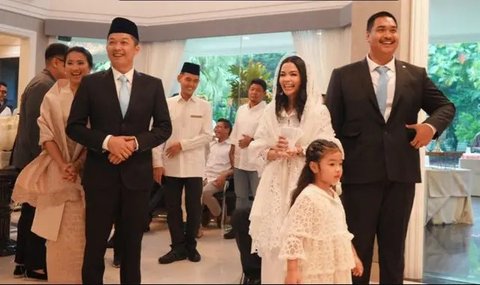 Adu Cantik Istri Giring Ganesha dan Taufik Hidayat saat Dampingi Suami Dilantik Jadi Pejabat