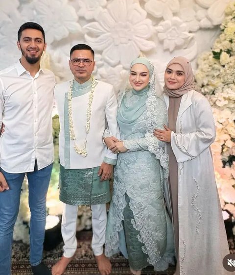 Kompak Pakai Serba Putih 4 Pasangan Selebriti Hadiri Akad Nikah Irish Bella dan Haldy Sabri, Ada Dimas Seto dan Dhini Aminarti