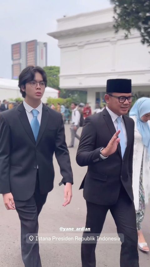 Tinggi & Ganteng Mirip Aktor Korea, Potret Kenatra Mahesa Putra Bima Arya saat Dampingi Sang Ayah di Istana