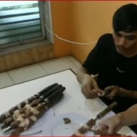 Sate Kambing di Banyumas Ini Disajikan dengan Tusuk Pedang, Begini Penampakannya