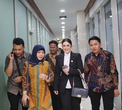 Potret Nafa Urbach Ngantor di DPR Selalu Stunning dengan Beskap Hingga Blazer, 'Bodyguard' Cantiknya Jadi Perbincangan