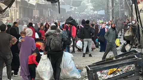 FOTO: Serangan Israel Terus Berlanjut, Warga Jalur Gaza Ketakutan Berbondong-bondong Tinggalkan Kota Beit Lahiya