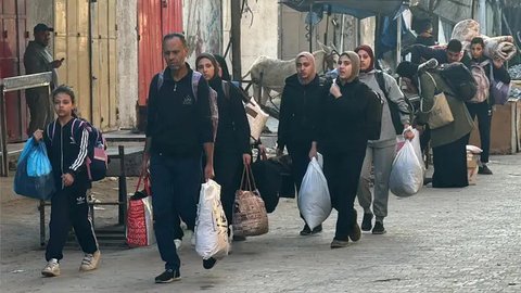 FOTO: Serangan Israel Terus Berlanjut, Warga Jalur Gaza Ketakutan Berbondong-bondong Tinggalkan Kota Beit Lahiya