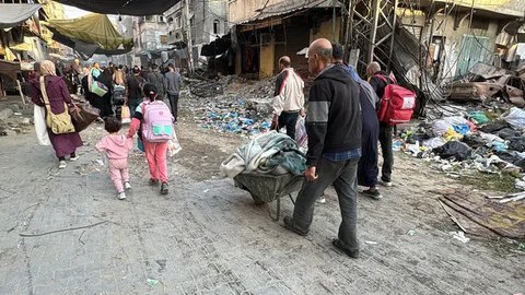 FOTO: Serangan Israel Terus Berlanjut, Warga Jalur Gaza Ketakutan Berbondong-bondong Tinggalkan Kota Beit Lahiya