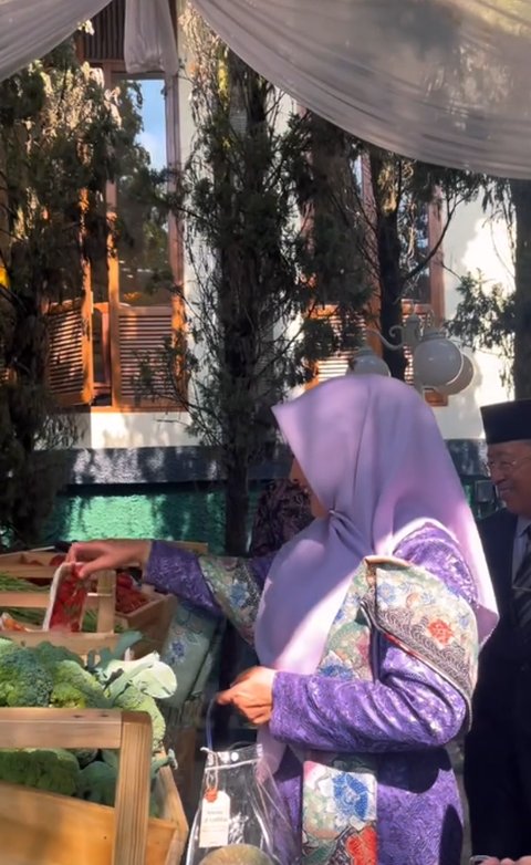 Viral Momen Pernikahan Bagi-bagi Souvenir Sayuran Segar, Antusias Tamu Undangan Curi Perhatian