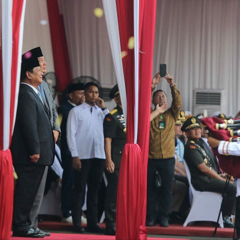 Penuh Persahabatan Prabowo Genggam Erat Tangan Mahfud hingga Datangi Para Mantan Panglima TNI & Jenderal Senior di Kemenhan