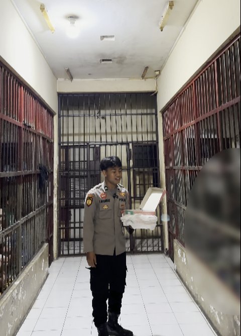 Sederhana Namun Penuh Kebahagiaan, Aksi Polisi Beri Kejutan Ultah untuk Tahanannya Ini Curi Perhatian