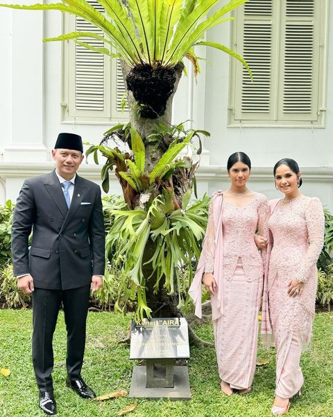 Potret Haru & Bahagia Aira Anak Annisa Pohan Pose Bareng Pohon Kenari yang Ditanam Ani Yudhoyono di Istana Negara