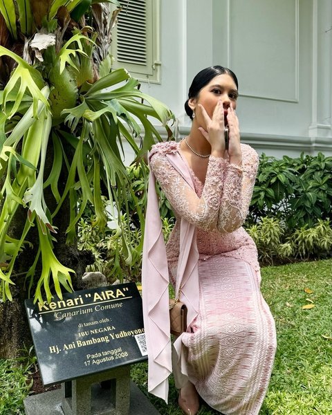 Potret Haru & Bahagia Aira Anak Annisa Pohan Pose Bareng Pohon Kenari yang Ditanam Ani Yudhoyono di Istana Negara