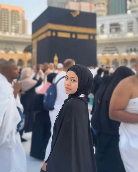 Deretan Potret Melly Lee saat Umrah Mengenakan Hijab, Tampil Natural Seperti Masa SMP Tanpa Riasan