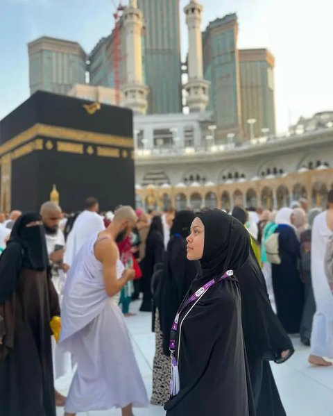 Deretan Potret Melly Lee saat Umrah Mengenakan Hijab, Tampil Natural Seperti Masa SMP Tanpa Riasan