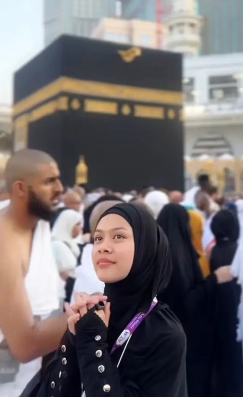 Deretan Potret Melly Lee saat Umrah Mengenakan Hijab, Tampil Natural Seperti Masa SMP Tanpa Riasan