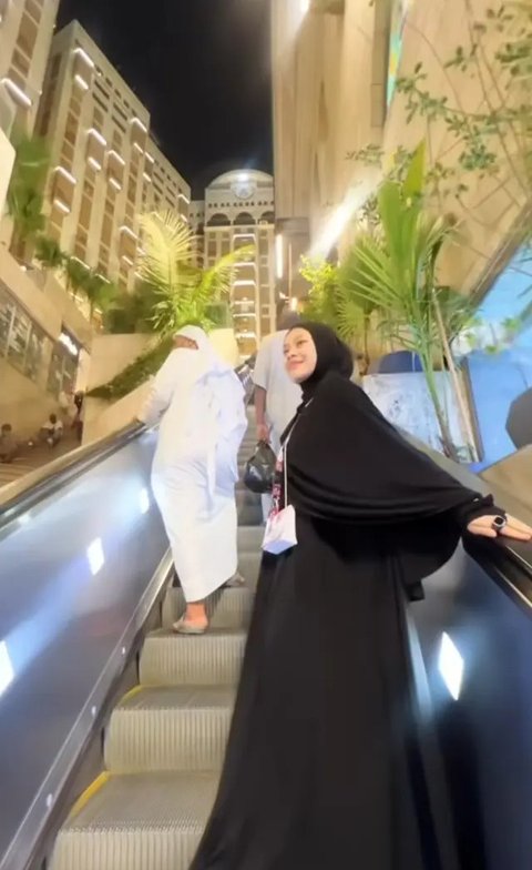 Deretan Potret Melly Lee saat Umrah Mengenakan Hijab, Tampil Natural Seperti Masa SMP Tanpa Riasan