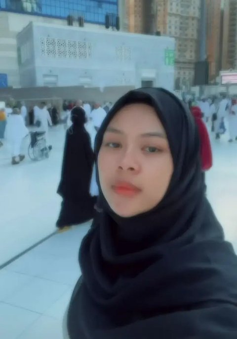 Deretan Potret Melly Lee saat Umrah Mengenakan Hijab, Tampil Natural Seperti Masa SMP Tanpa Riasan