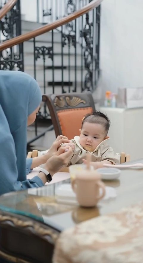 Lucu dan Gemasnya Anak Bungsu Alyssa Soebandono Jajal MPASI Pertama yang Dibuat Sendiri Sang Ibu